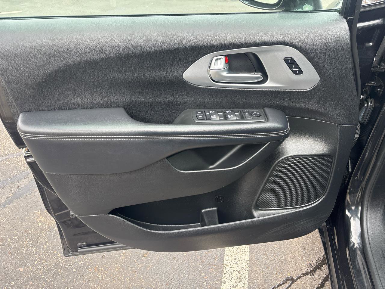 Used 2018 Chrysler Pacifica Limited w/ Advanced Safetytec Group image 9