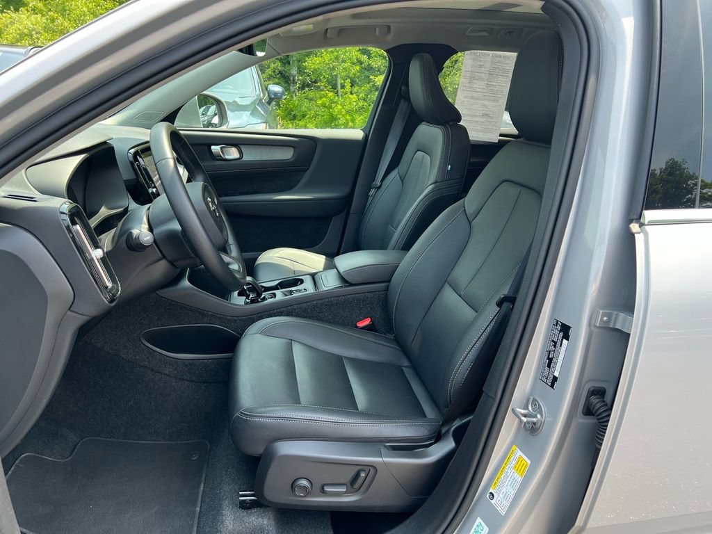 Certified 2025 Volvo XC40 B5 Core AWD/4WD image 11