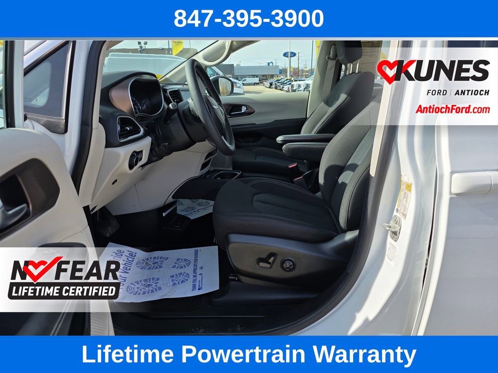 Used 2023 Chrysler Voyager LX image 15