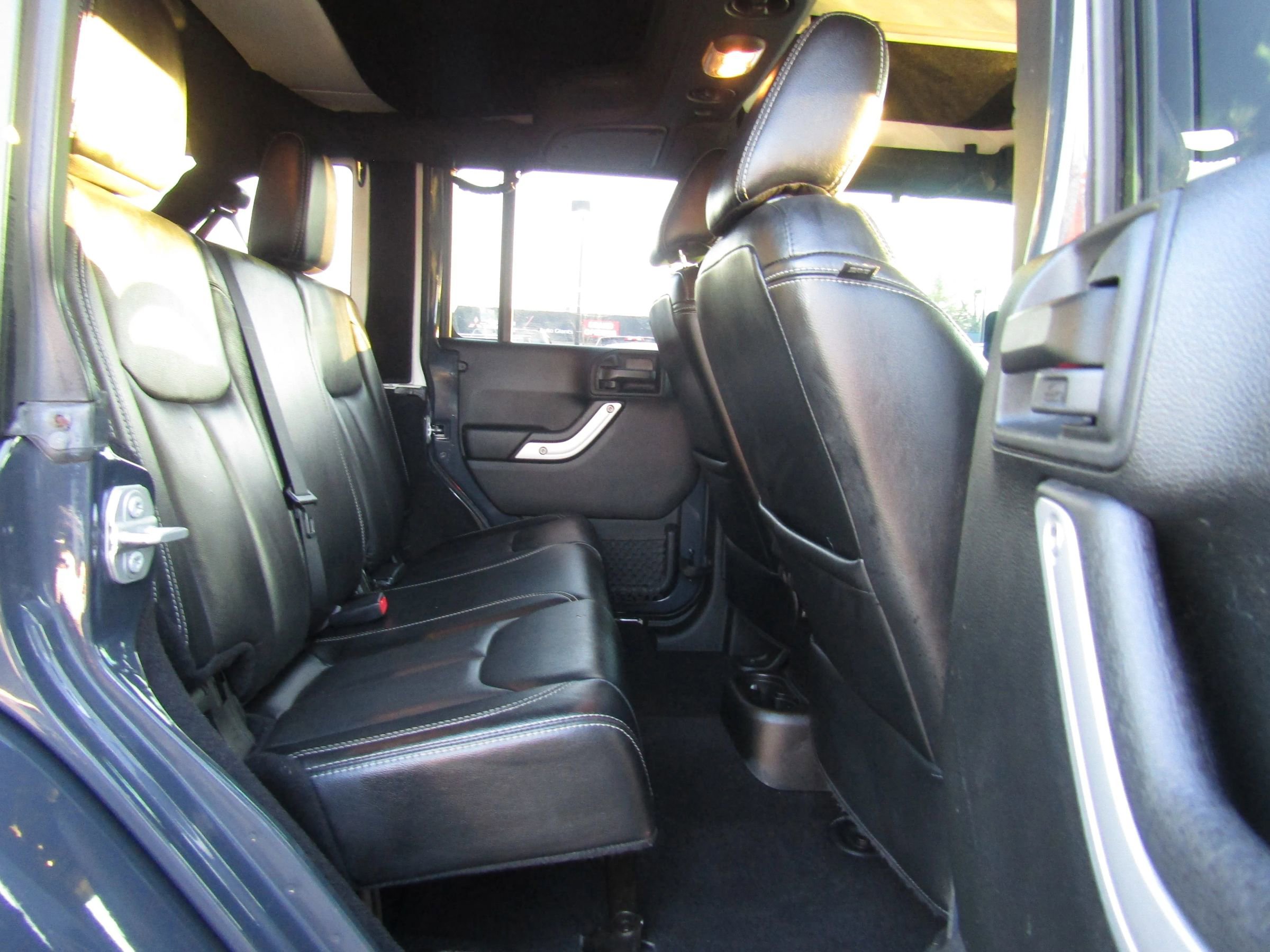 Used 2017 Jeep Wrangler Unlimited Sahara w/ Connectivity Group AWD/4WD image 12