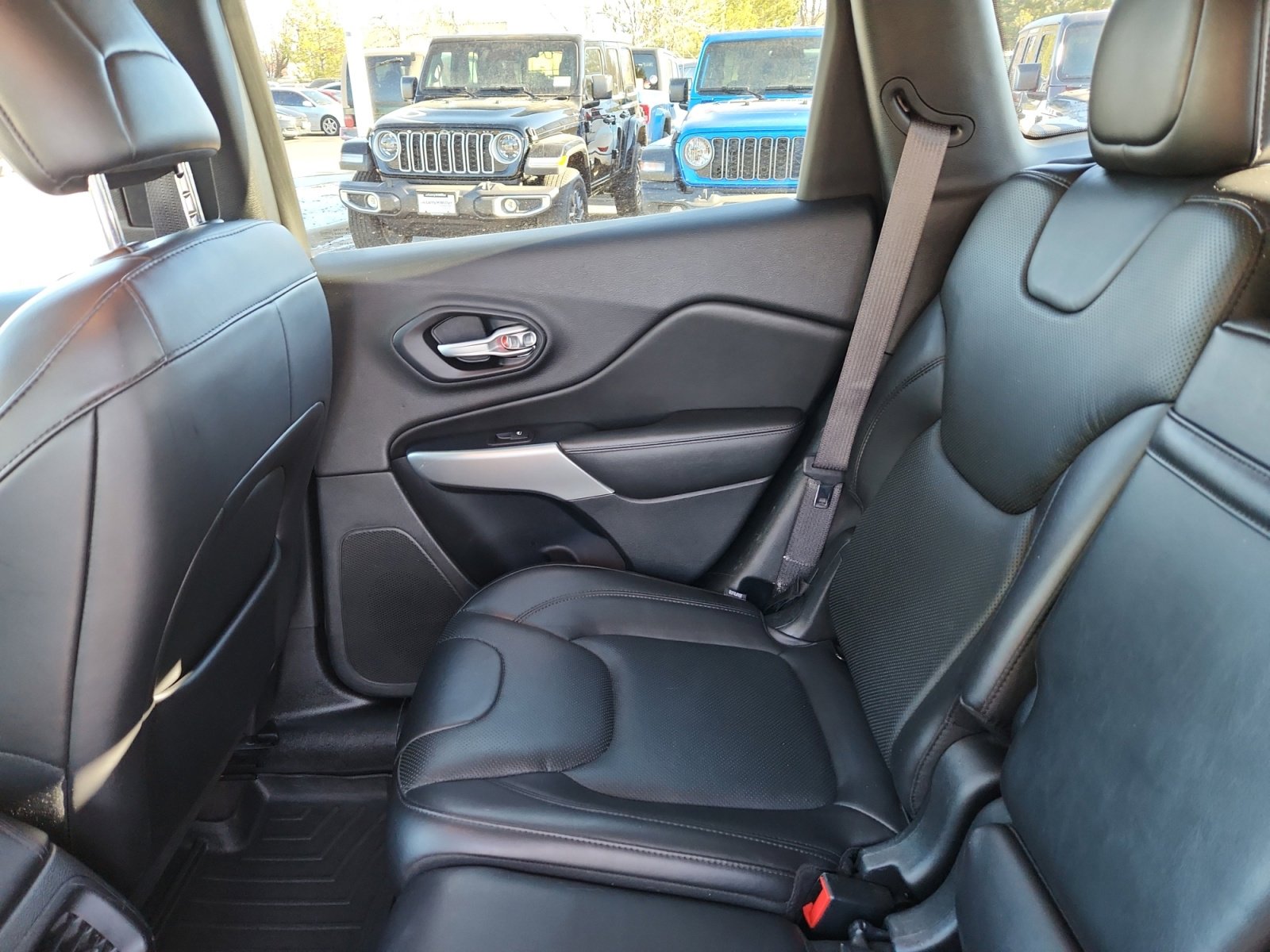 Used 2016 Jeep Cherokee Overland w/ Technology Group image 17