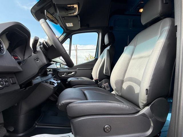 Used 2025 Mercedes-Benz Sprinter 2500 image 13
