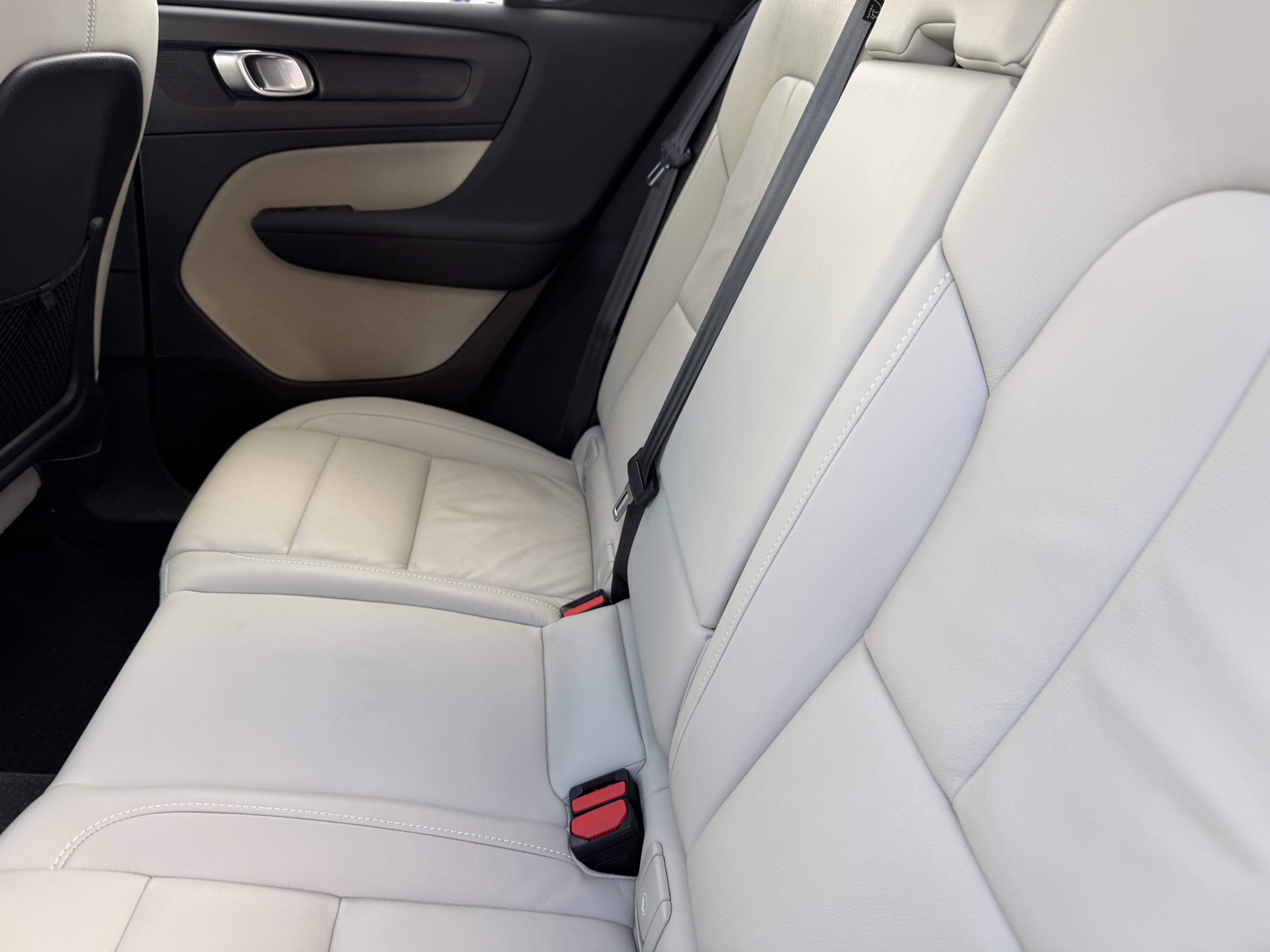 Certified 2023 Volvo XC40 B5 Plus w/ Protection Package Premier image 16