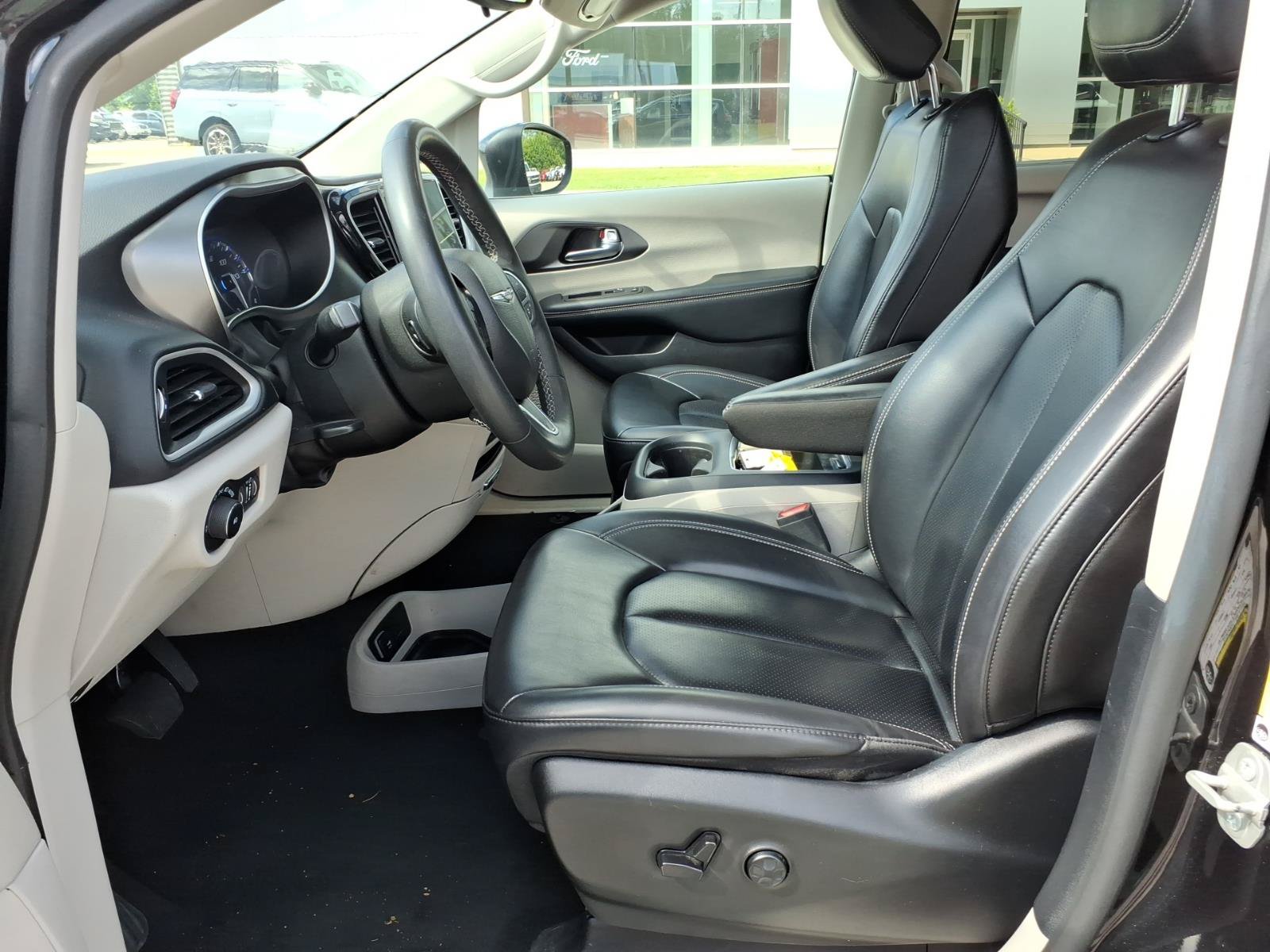 Used 2023 Chrysler Pacifica Touring-L FWD image 10