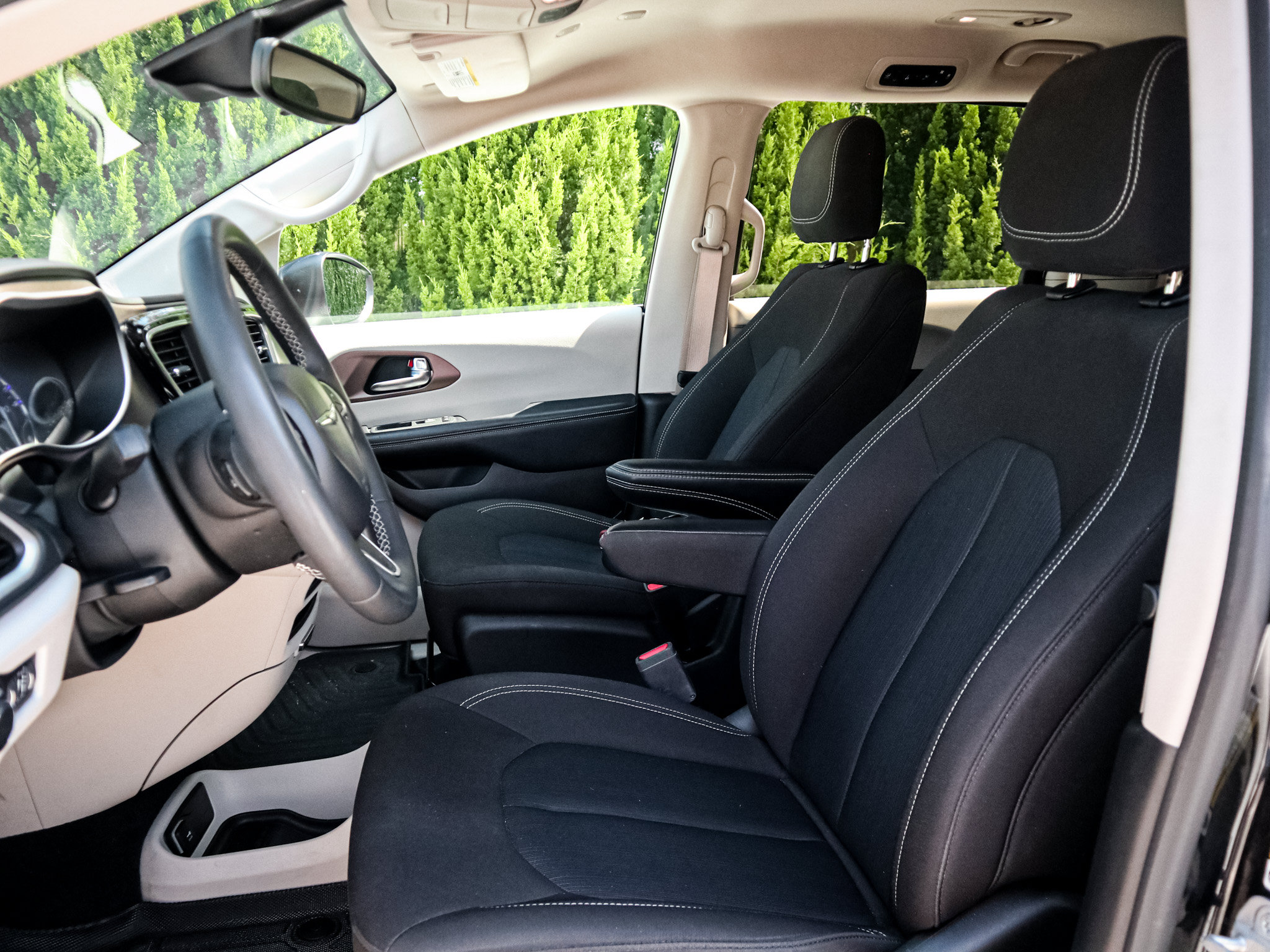 Used 2023 Chrysler Voyager LX FWD image 7