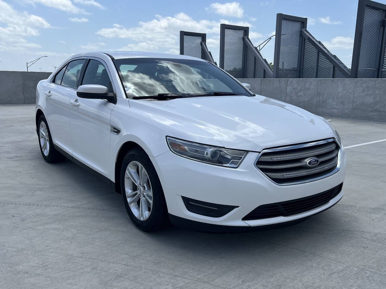 Used 2013 Ford Taurus SEL FWD image 4