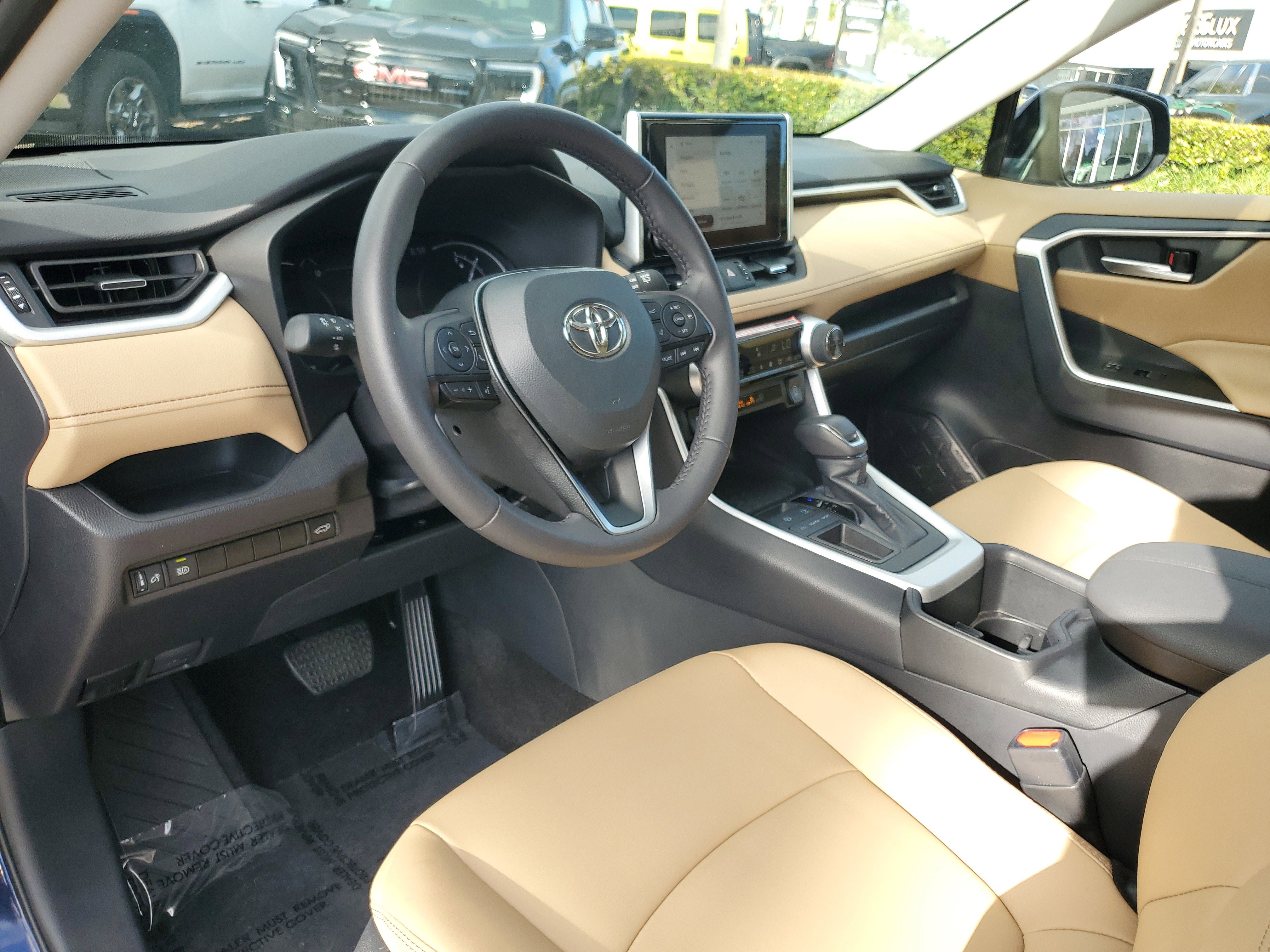 Used 2025 Toyota RAV4 XLE Premium image 9