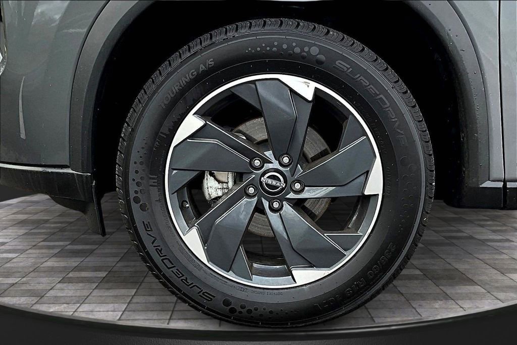 Used 2025 Nissan Rogue SV image 32