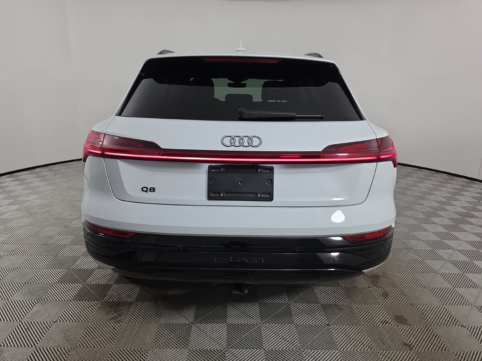 Used 2024 Audi Q8 e-tron Premium Plus AWD/4WD image 5