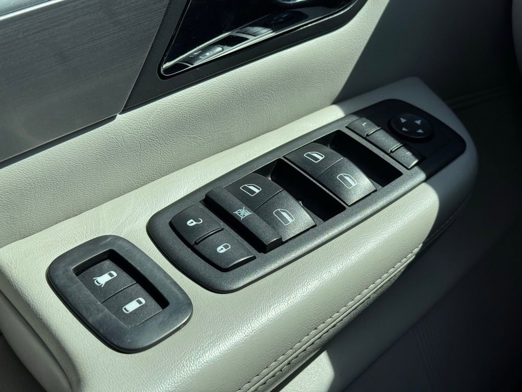 Used 2010 Volkswagen Routan SEL FWD image 34