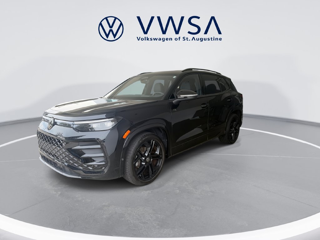 Certified 2025 Volkswagen Tiguan SE R-Line FWD image 3