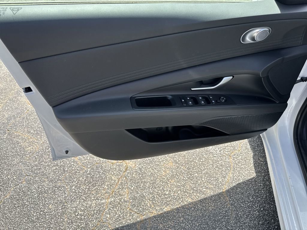 New 2025 Hyundai Elantra SEL FWD image 10