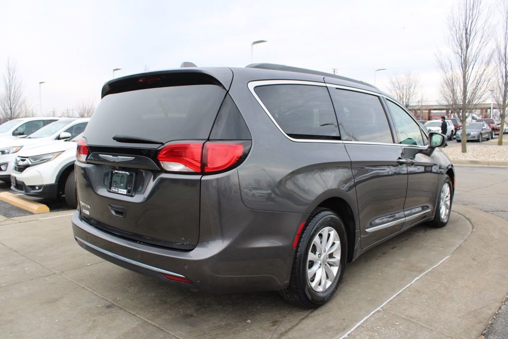 Used 2017 Chrysler Pacifica Touring-L image 7