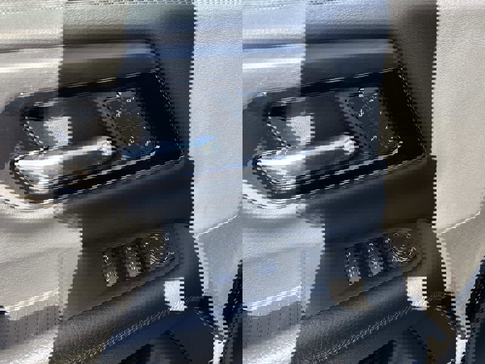 Used 2025 GMC Yukon XL Denali image 18