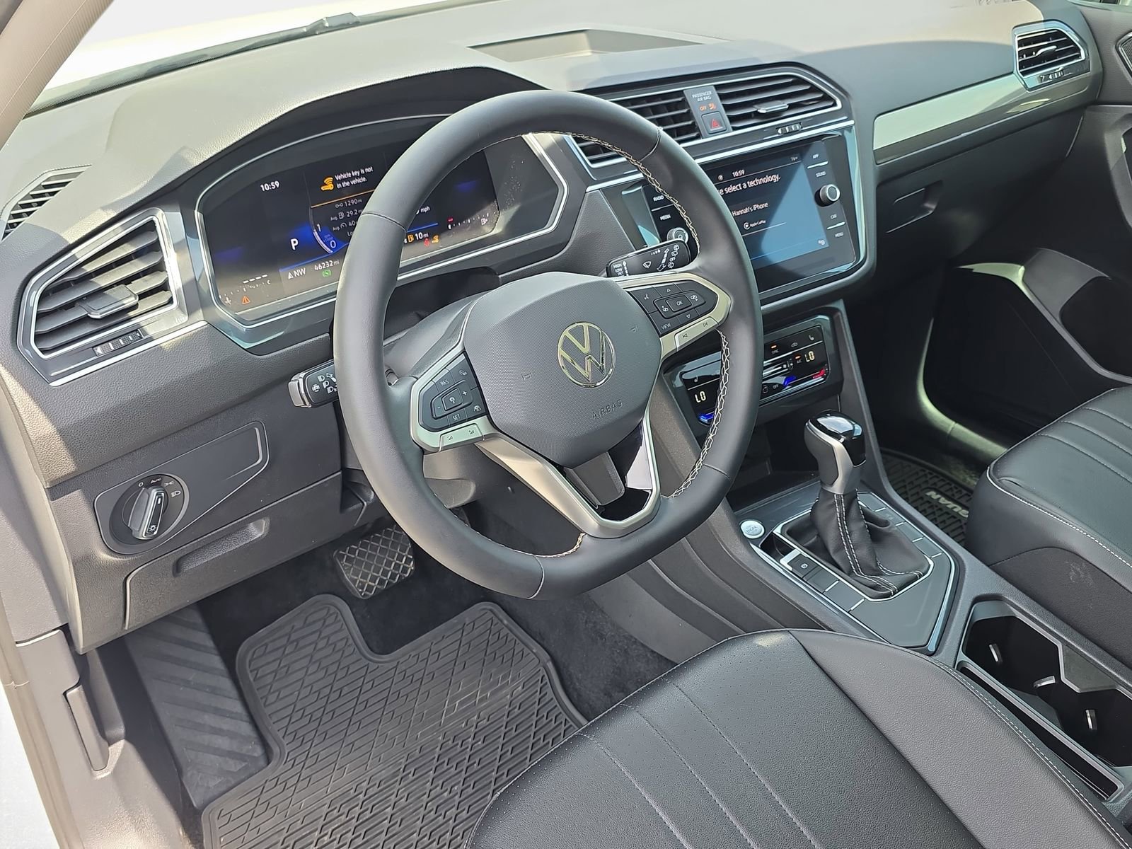 Used 2024 Volkswagen Tiguan SE w/ Panoramic Sunroof Package FWD image 17