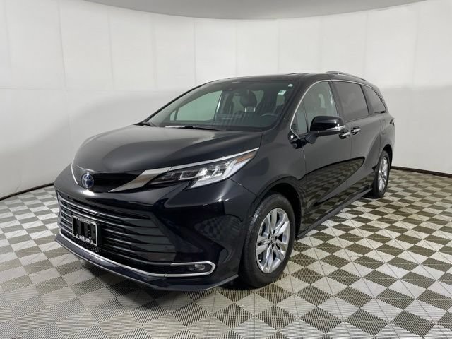 Used 2025 Toyota Sienna Limited AWD/4WD image 4