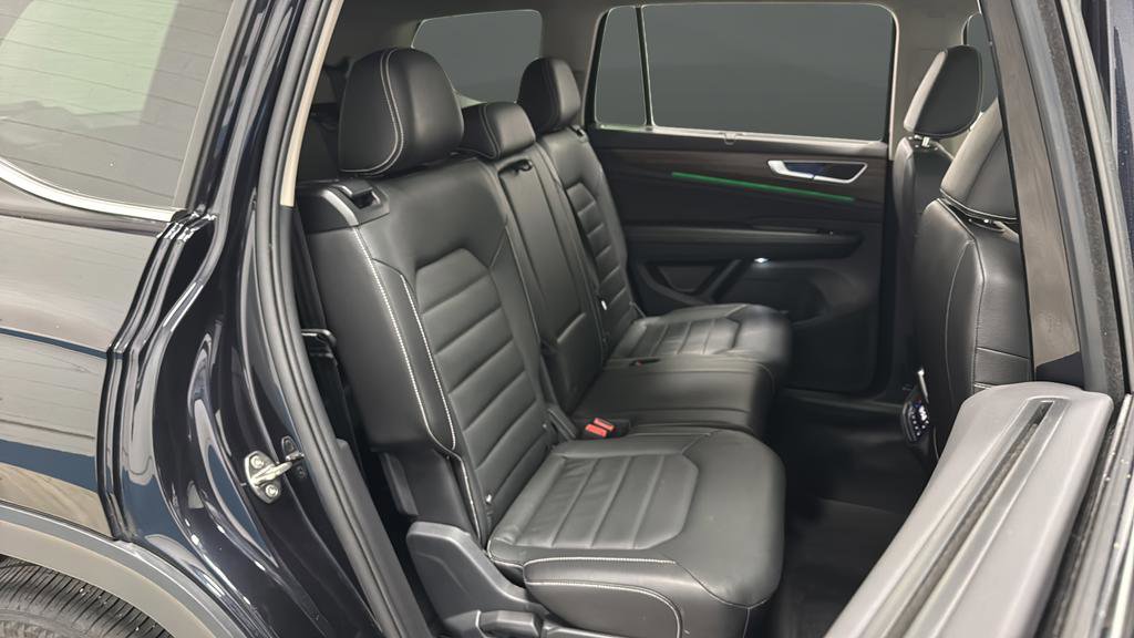 Used 2025 Volkswagen Atlas SEL AWD/4WD image 25
