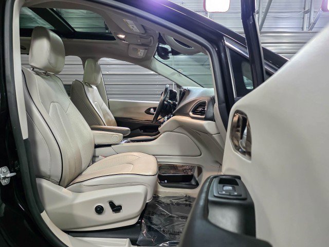 Used 2021 Chrysler Pacifica Limited image 15