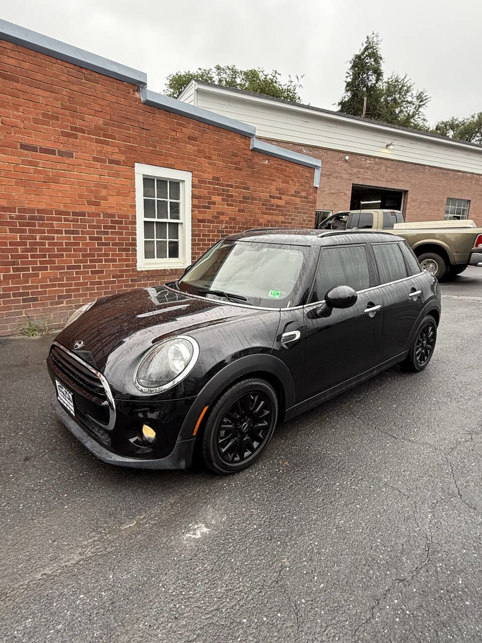 Used 2019 MINI Cooper 4-Door Hardtop image 1