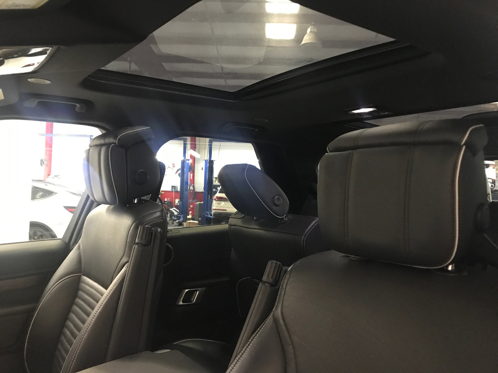 Used 2022 Land Rover Discovery S R-Dynamic image 22