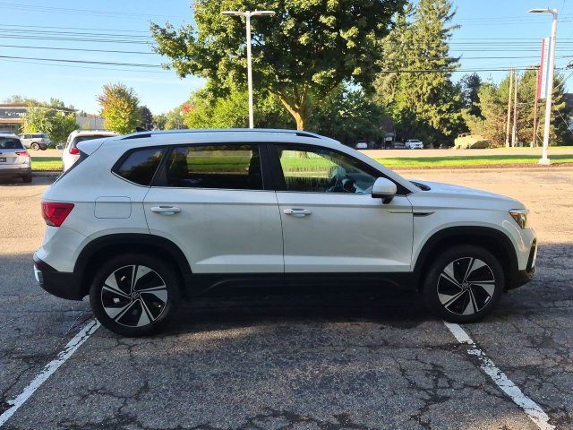 Used 2023 Volkswagen Taos SE AWD/4WD image 2