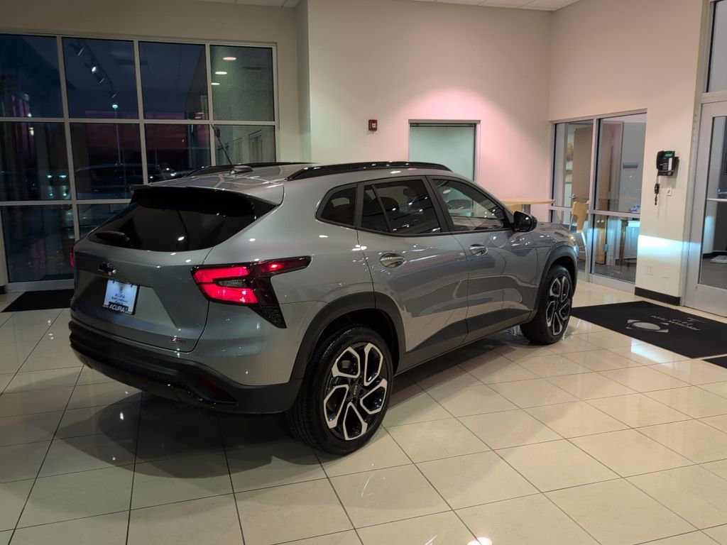 Used 2025 Chevrolet Trax RS w/ Driver Confidence Package image 5