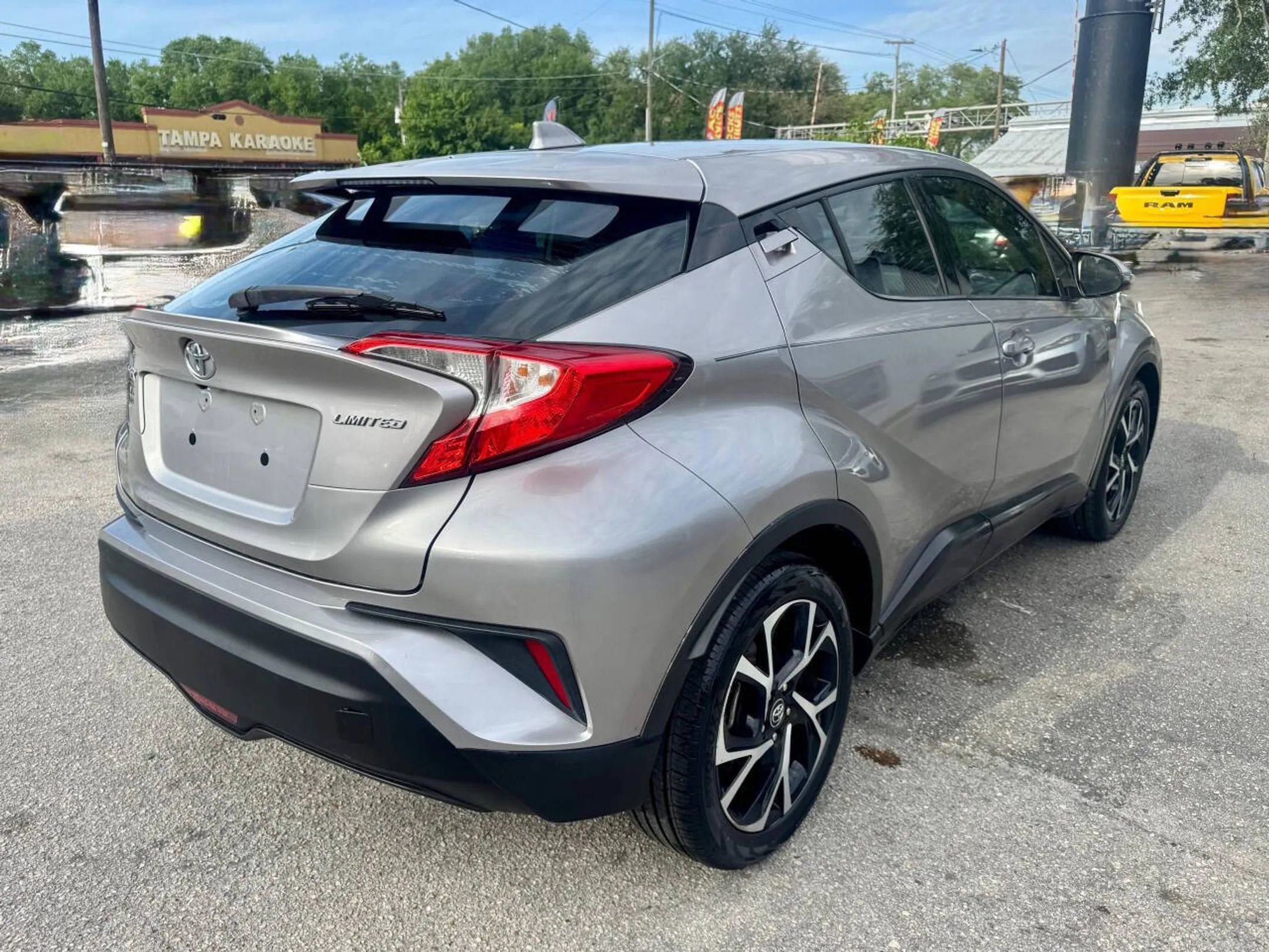 Used 2019 Toyota C-HR Limited FWD image 5