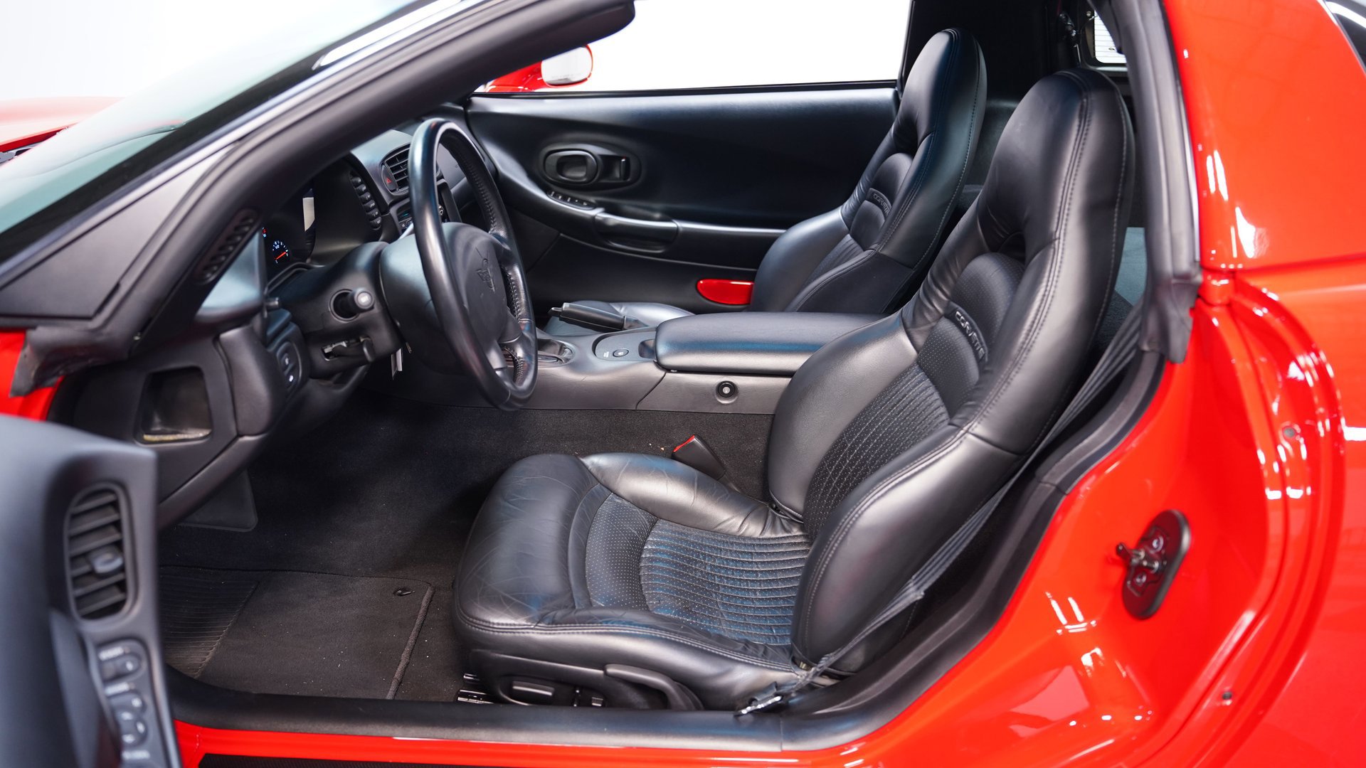 Used 2000 Chevrolet Corvette Coupe w/ Memory Pkg image 33