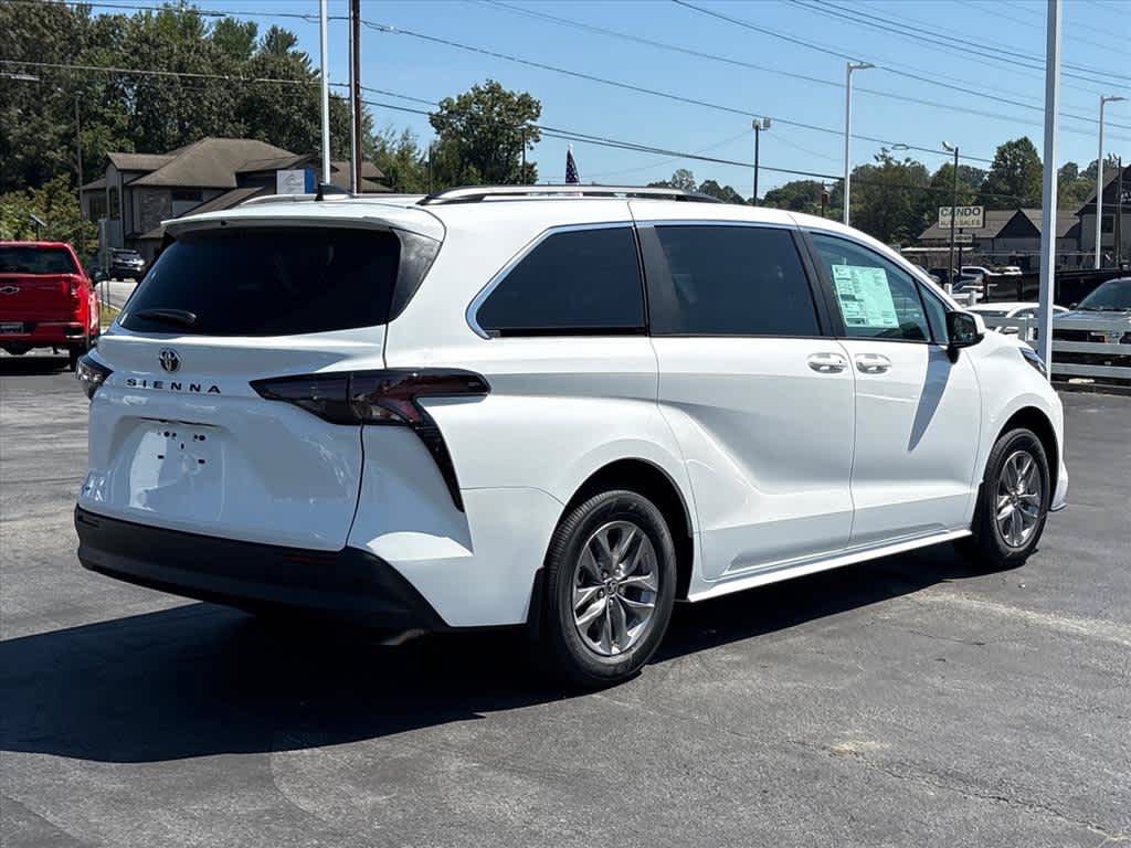 New 2026 Toyota Sienna LE FWD image 3