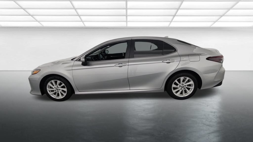 Used 2022 Toyota Camry LE FWD image 5