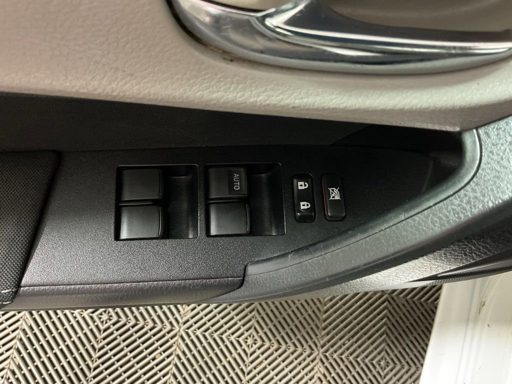 Used 2015 Toyota Corolla LE FWD image 18
