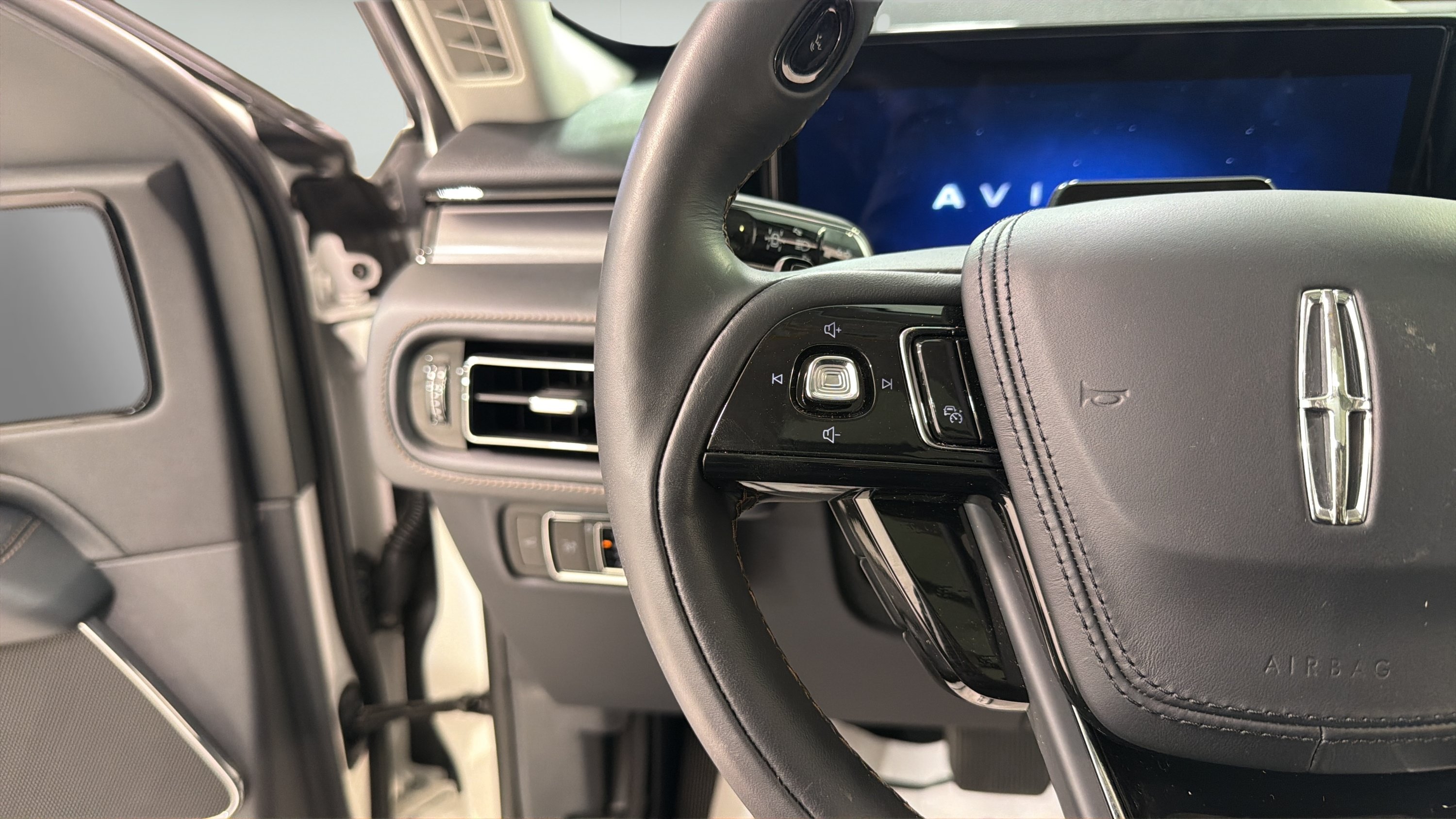 Used 2026 Lincoln Aviator 2WD image 13