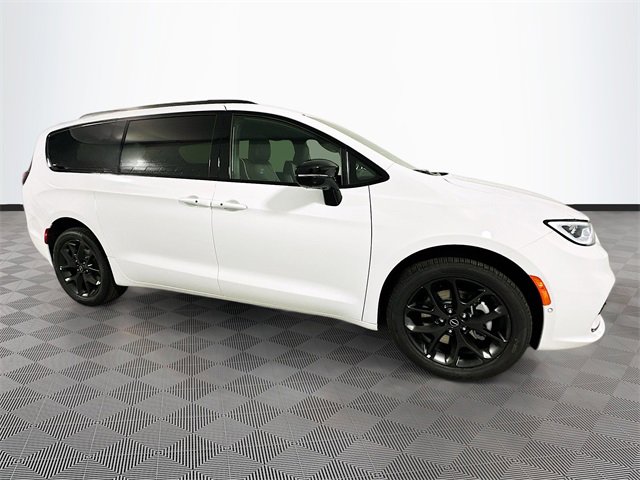 New 2026 Chrysler Pacifica Limited image 3