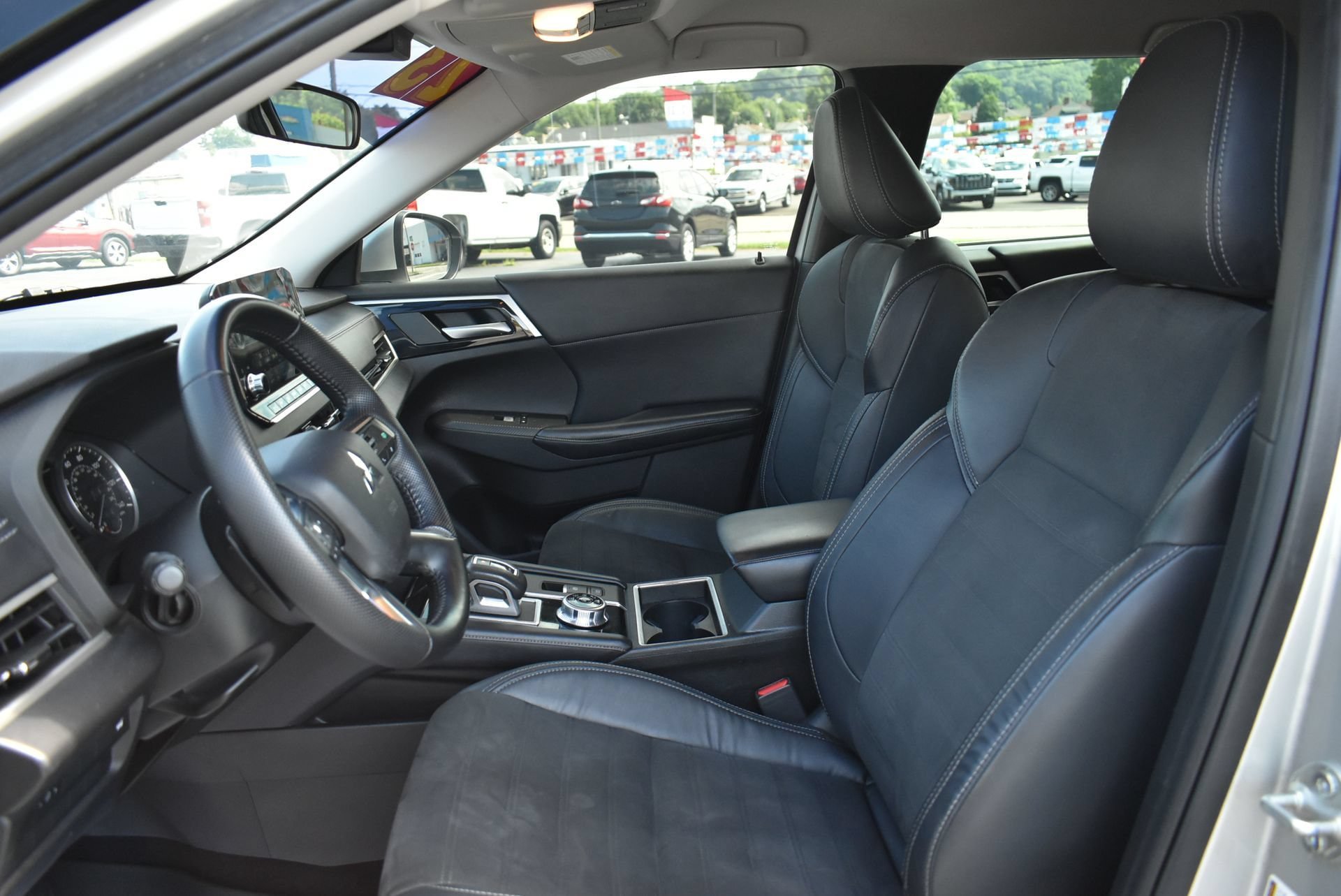 Used 2023 Mitsubishi Outlander SE AWD/4WD image 16
