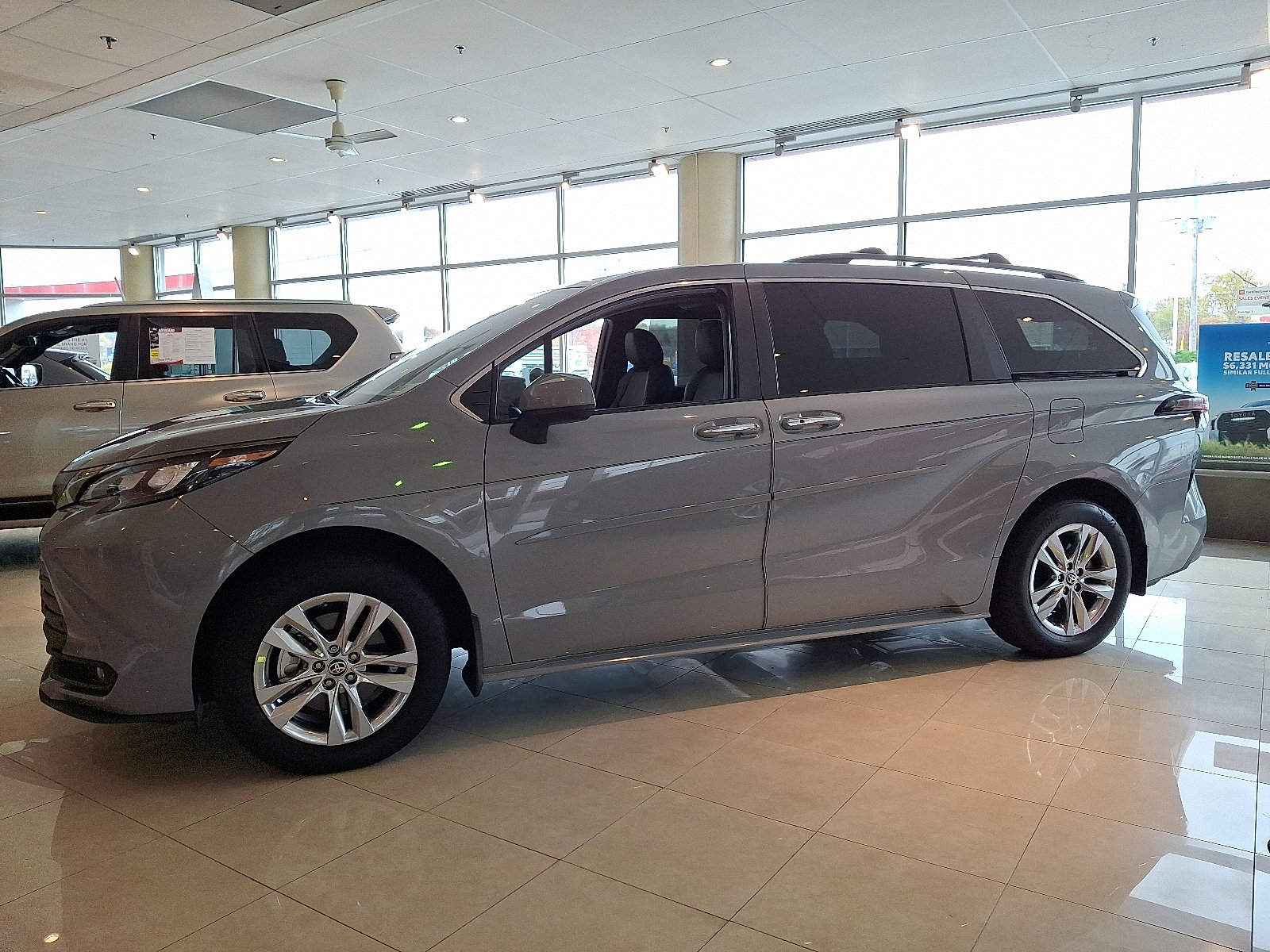 Certified 2023 Toyota Sienna XLE Woodland Edition image 4