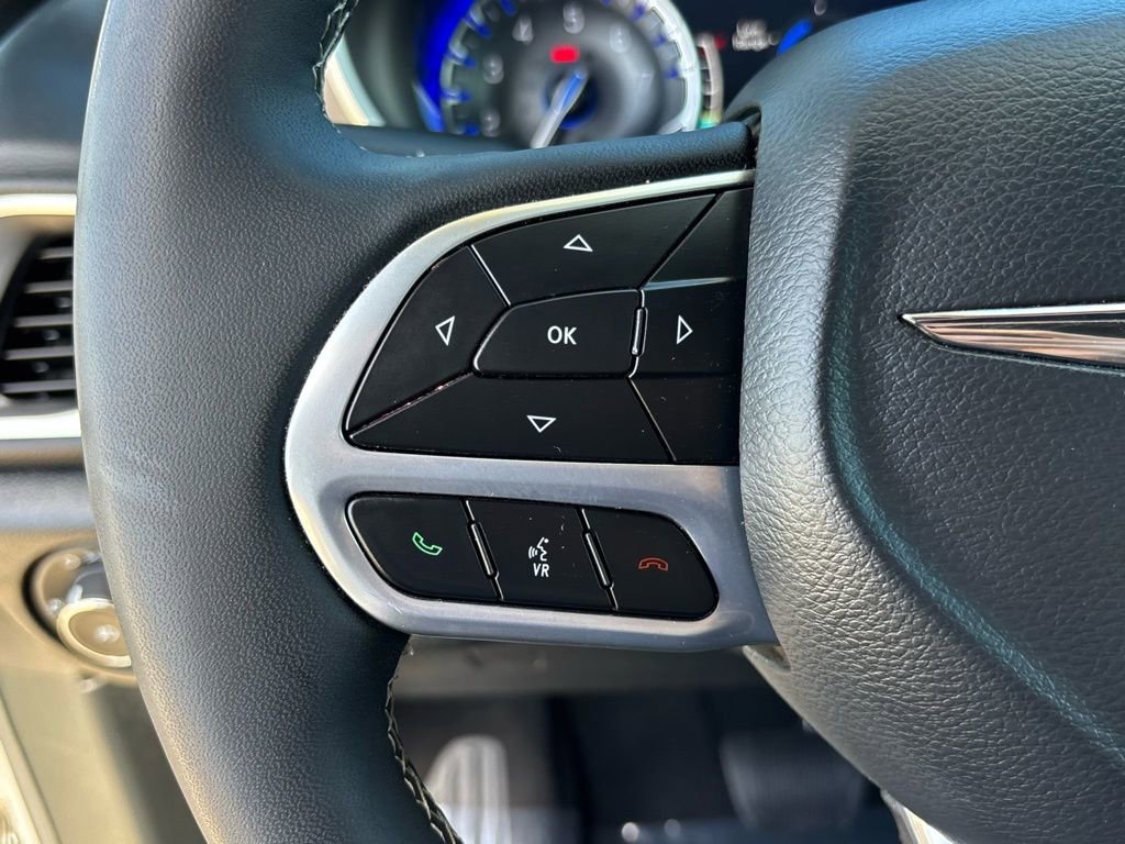 Used 2025 Chrysler Pacifica Select image 15