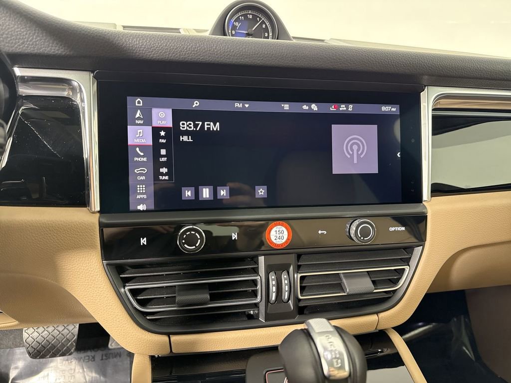 Certified 2025 Porsche Macan image 28