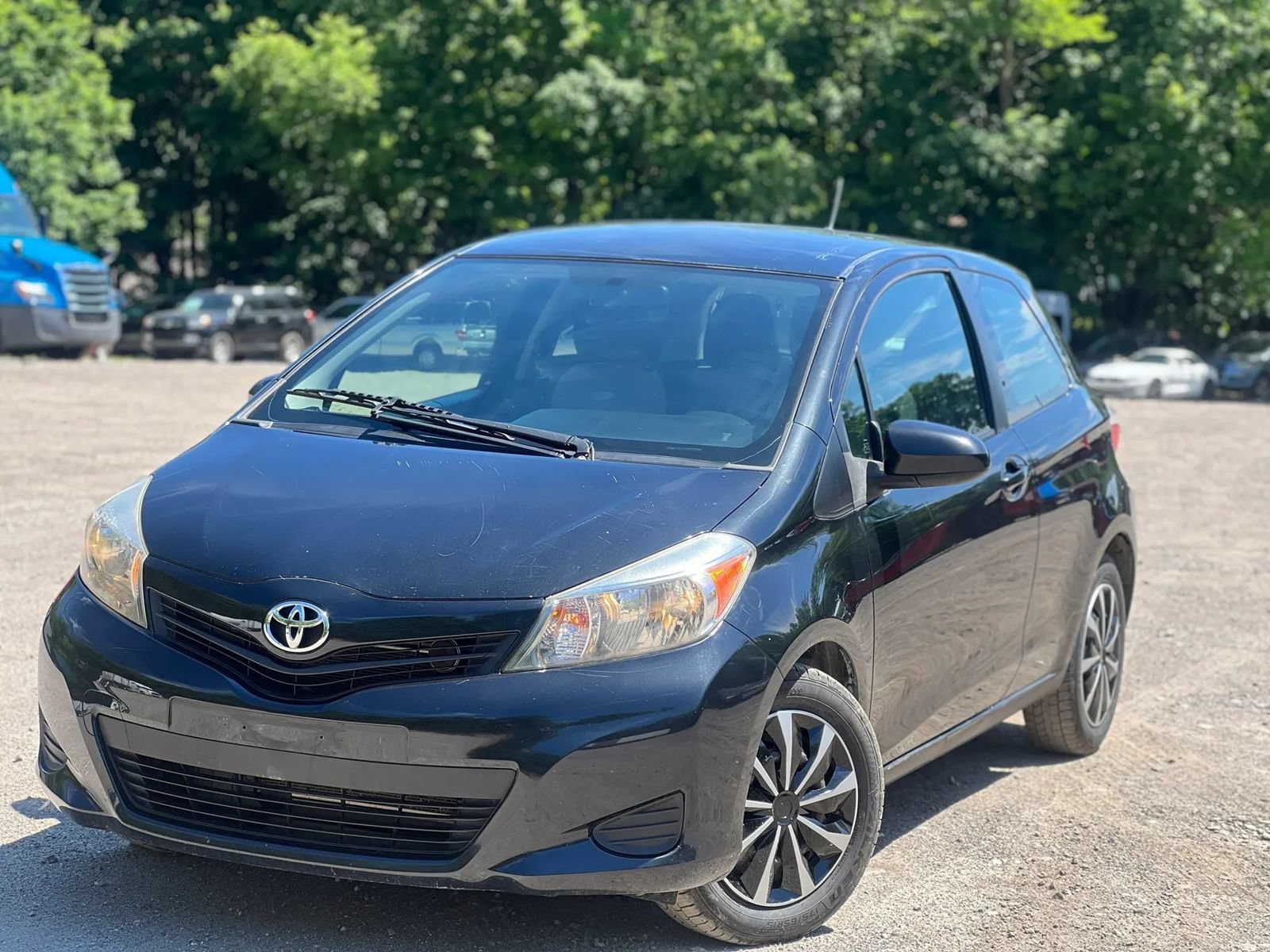 Used 2012 Toyota Yaris L FWD image 2