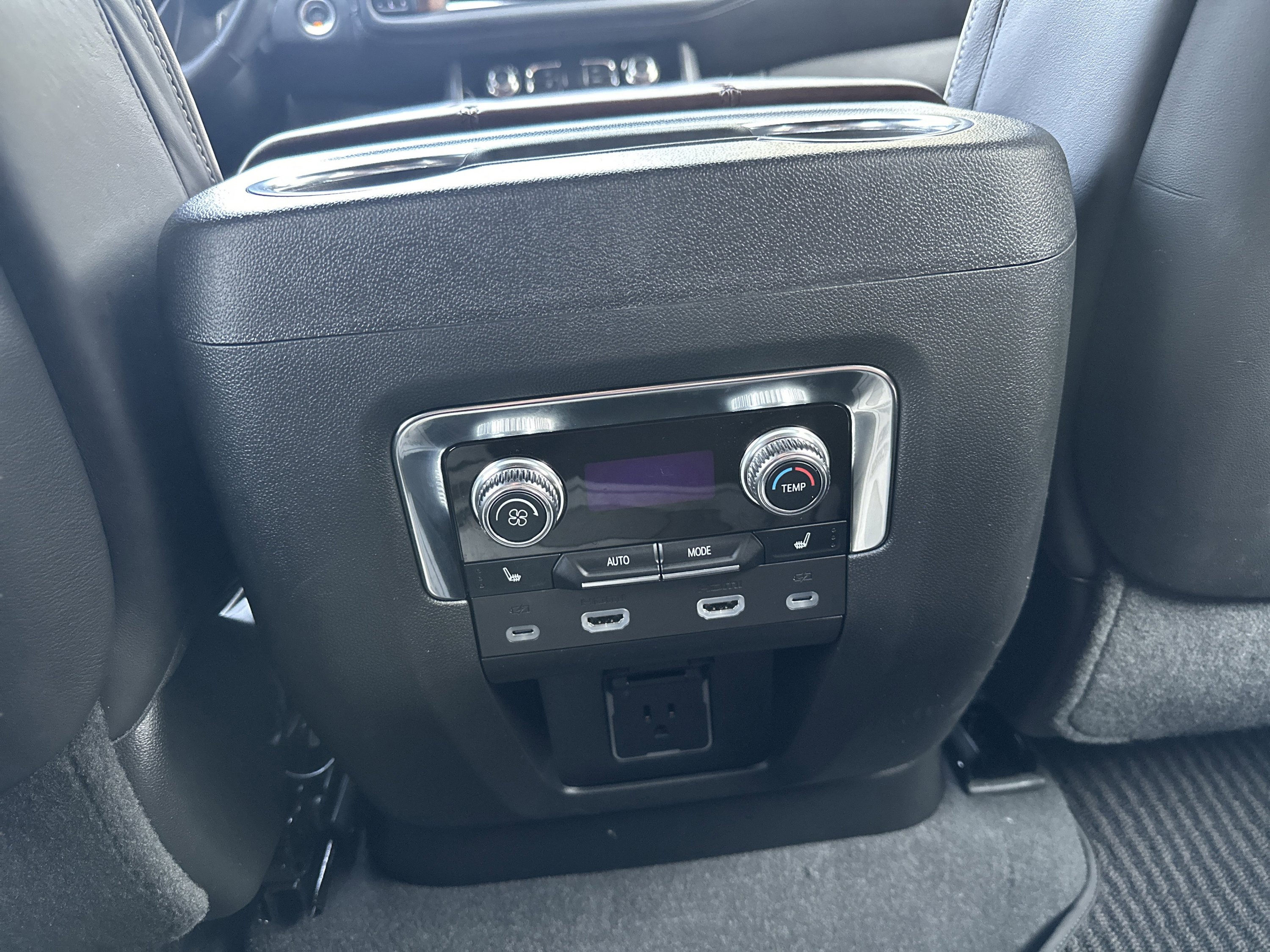 Used 2024 GMC Yukon Denali Ultimate image 11