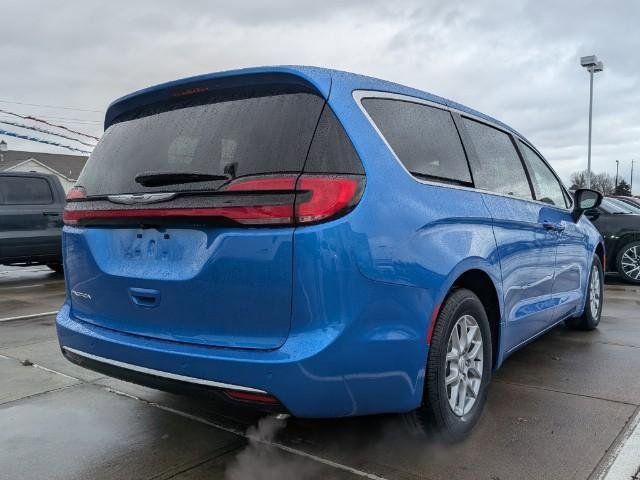 New 2026 Chrysler Pacifica Select image 3