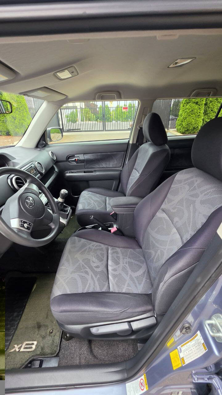 Used 2012 Scion xB FWD image 9