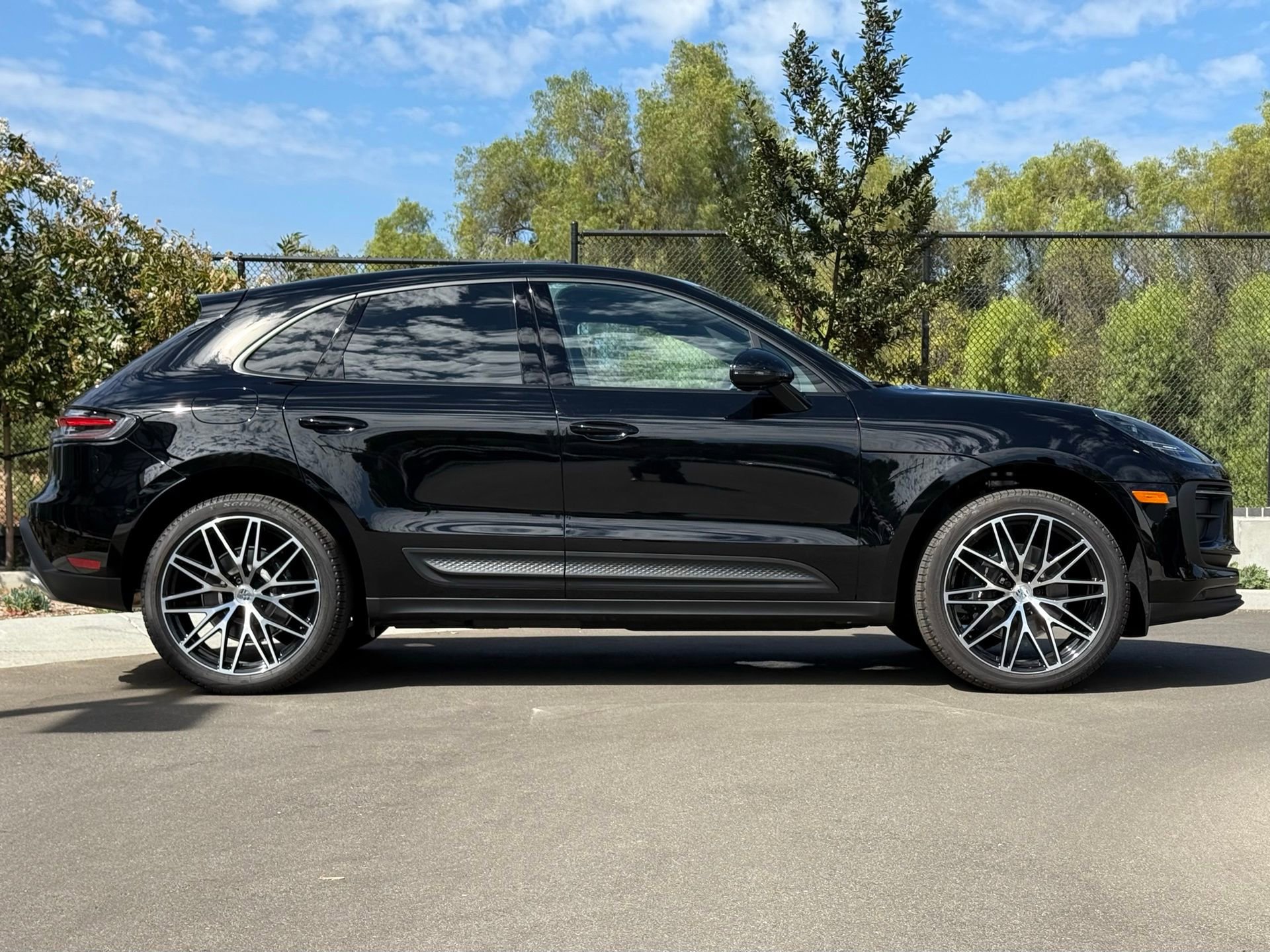 Used 2025 Porsche Macan AWD/4WD image 8