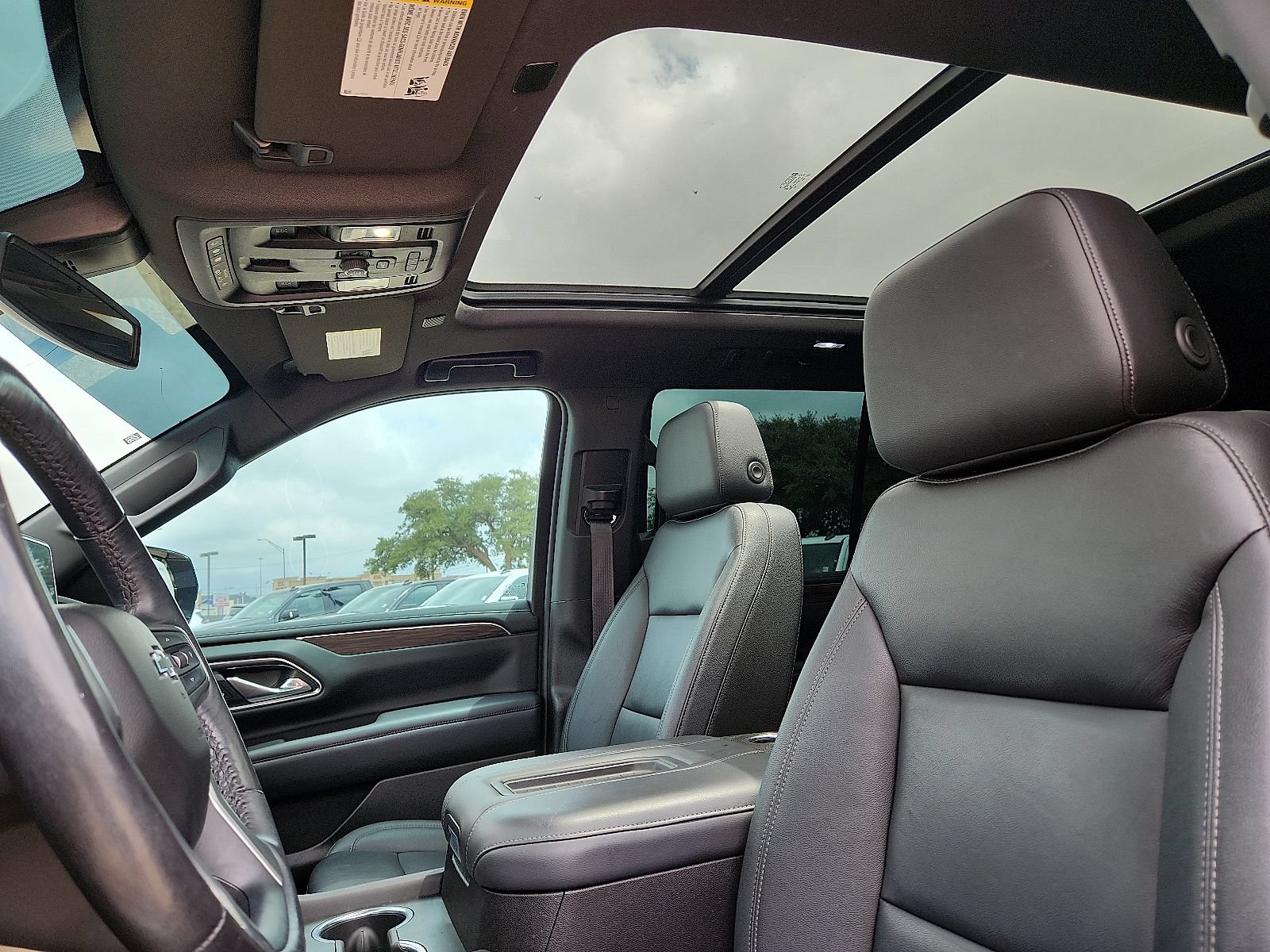 Used 2022 Chevrolet Tahoe Z71 w/ Luxury Package AWD/4WD image 15