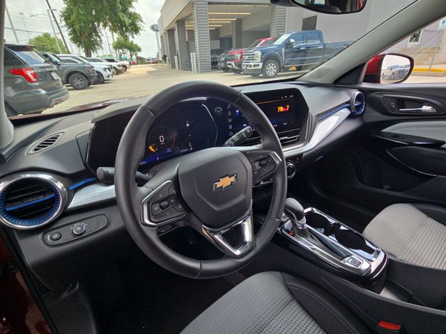 Used 2025 Chevrolet Trax LT w/ LT Convenience Package FWD image 9