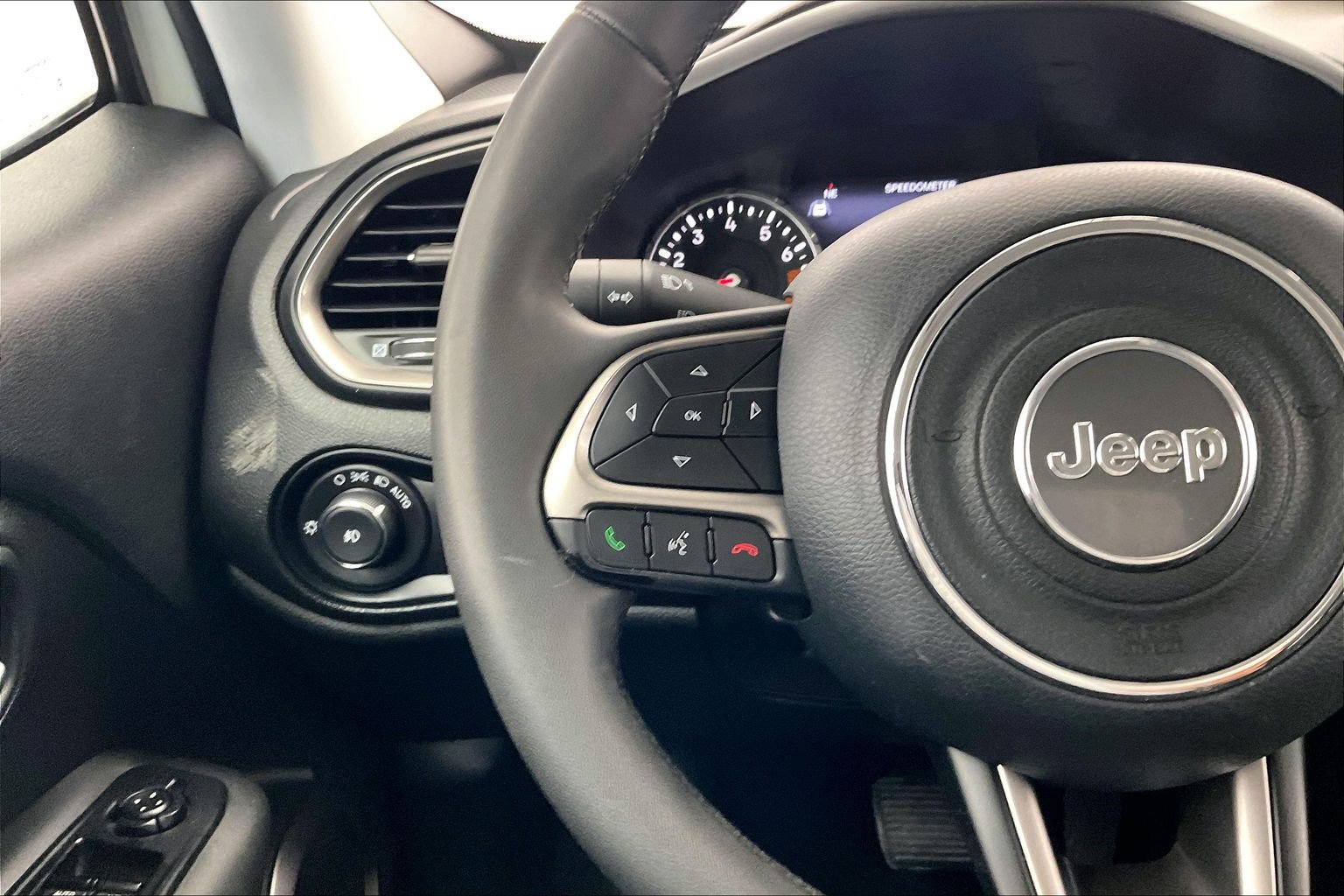 Used 2022 Jeep Renegade Latitude AWD/4WD image 19