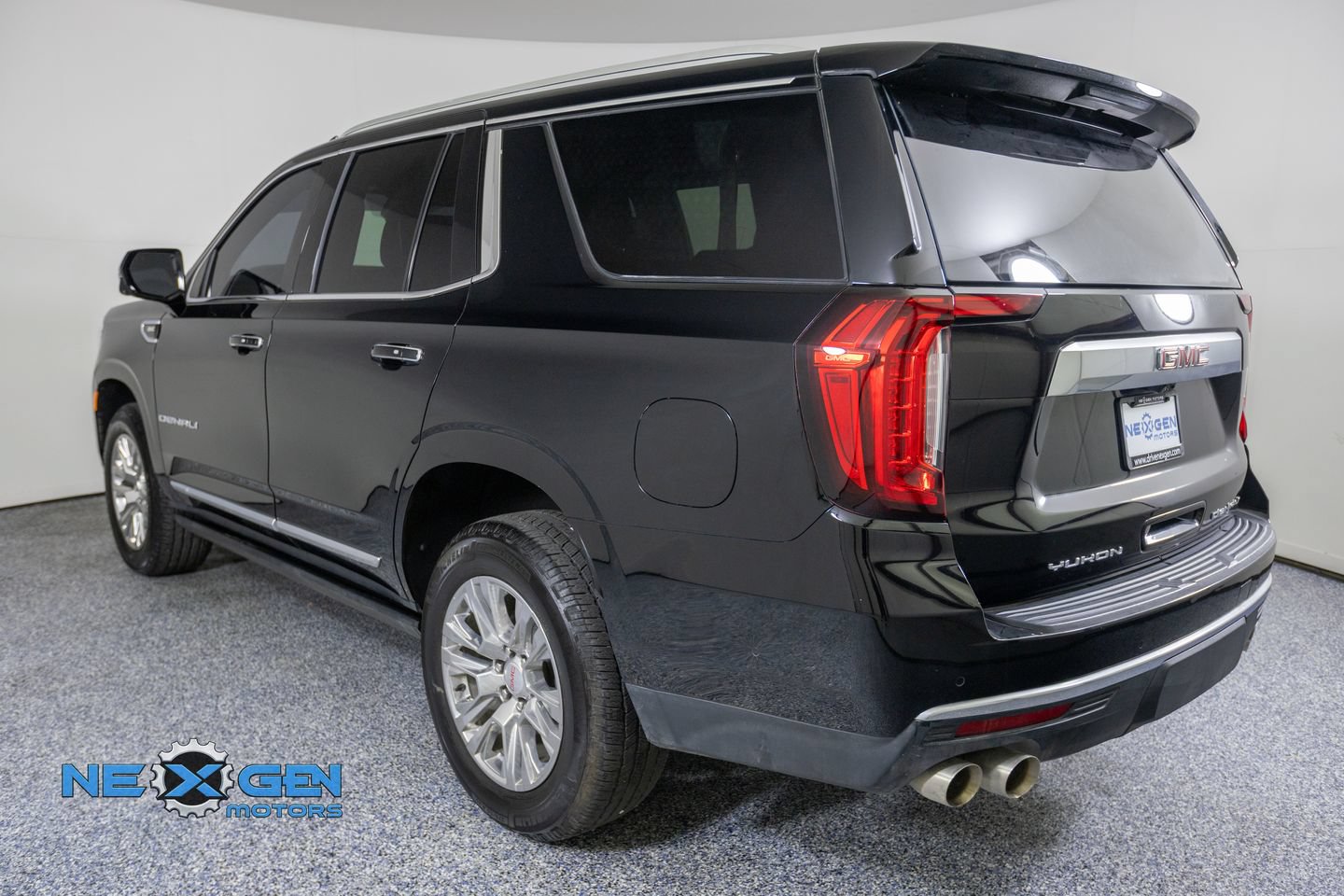 Used 2023 GMC Yukon Denali w/ Advanced Technology Package AWD/4WD image 5