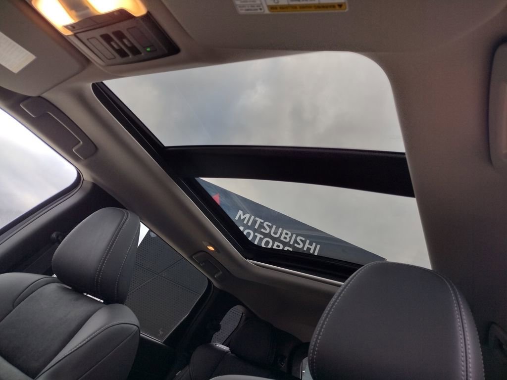 New 2025 Mitsubishi Outlander SE image 3