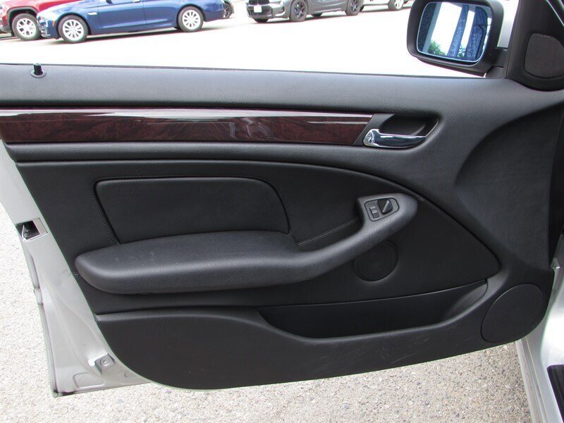 Used 2003 BMW 325i Sedan RWD image 9