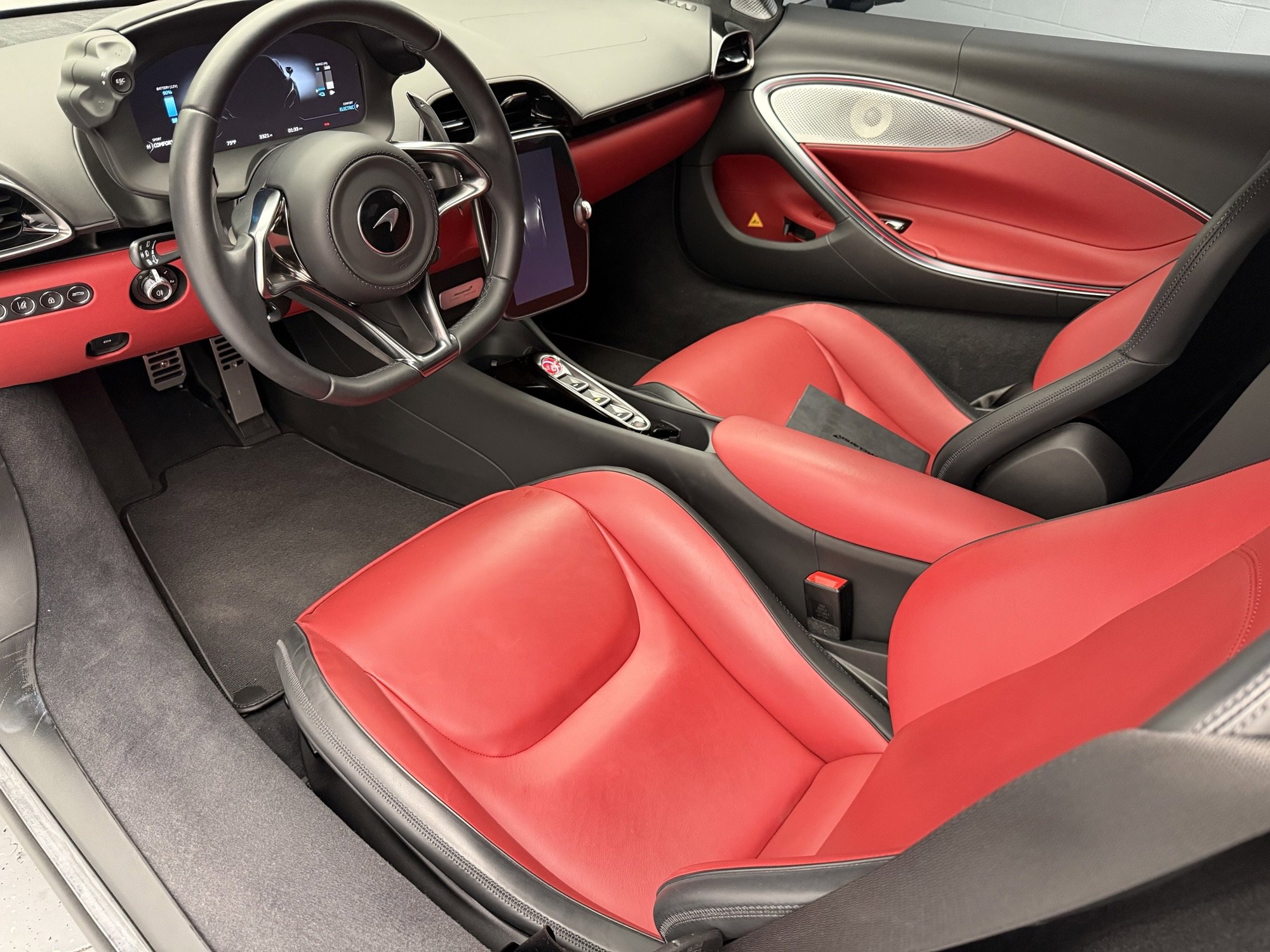Used 2024 McLaren Artura image 6