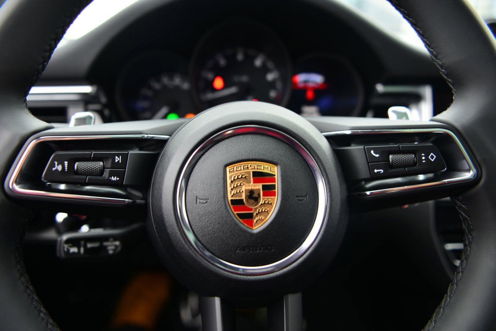 Used 2025 Porsche Macan image 36